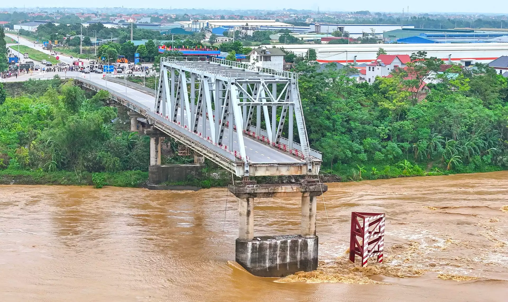 Đẩy nhanh tiến độ thi công cầu Phong Châu mới