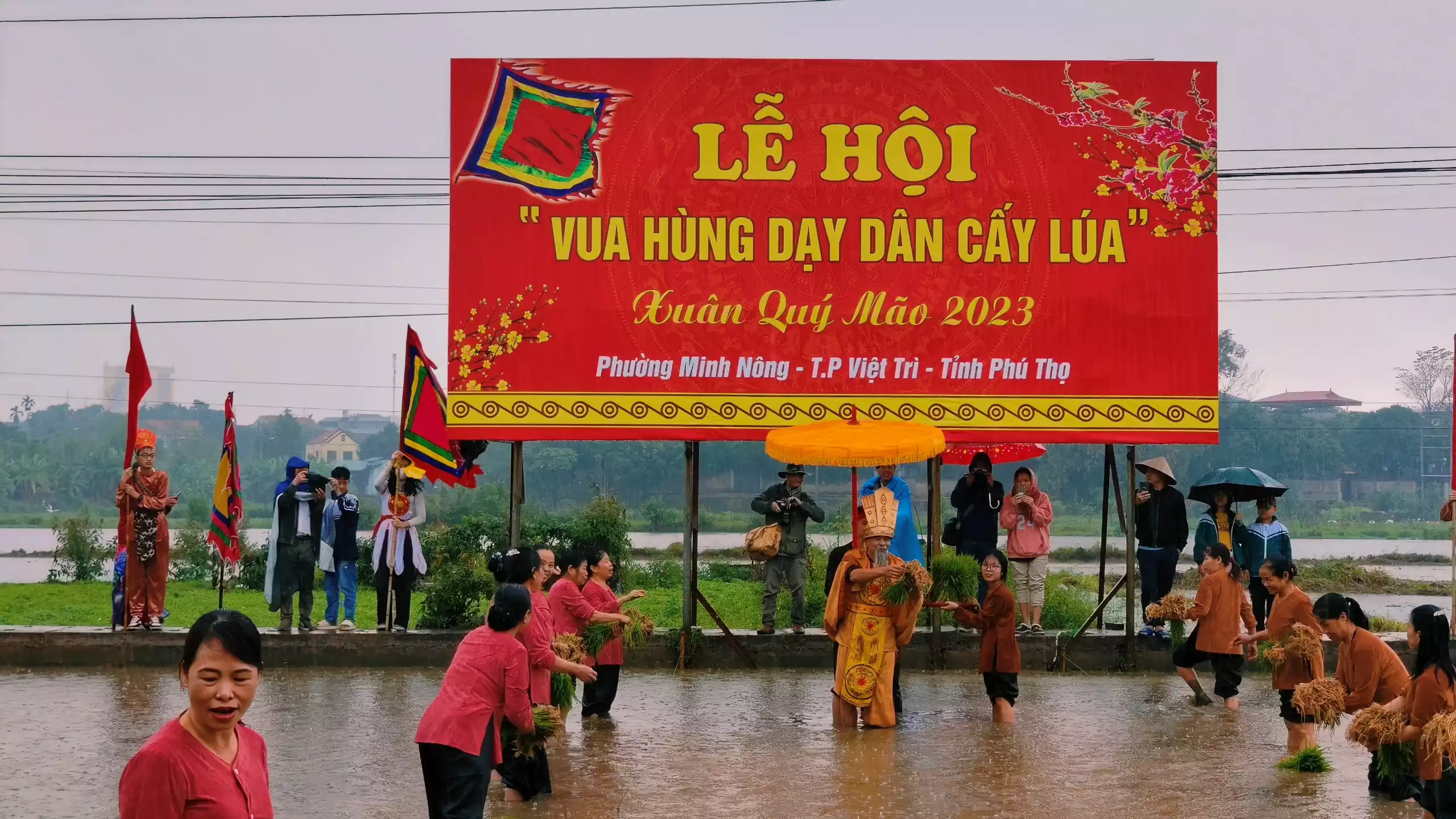Lễ hội Vua Hùng dạy dân cấy lúa ở Phú Thọ